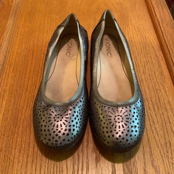 LIKE NEW In Box Vionic Pewter Robyn Style Flats - Picture 6 of 16